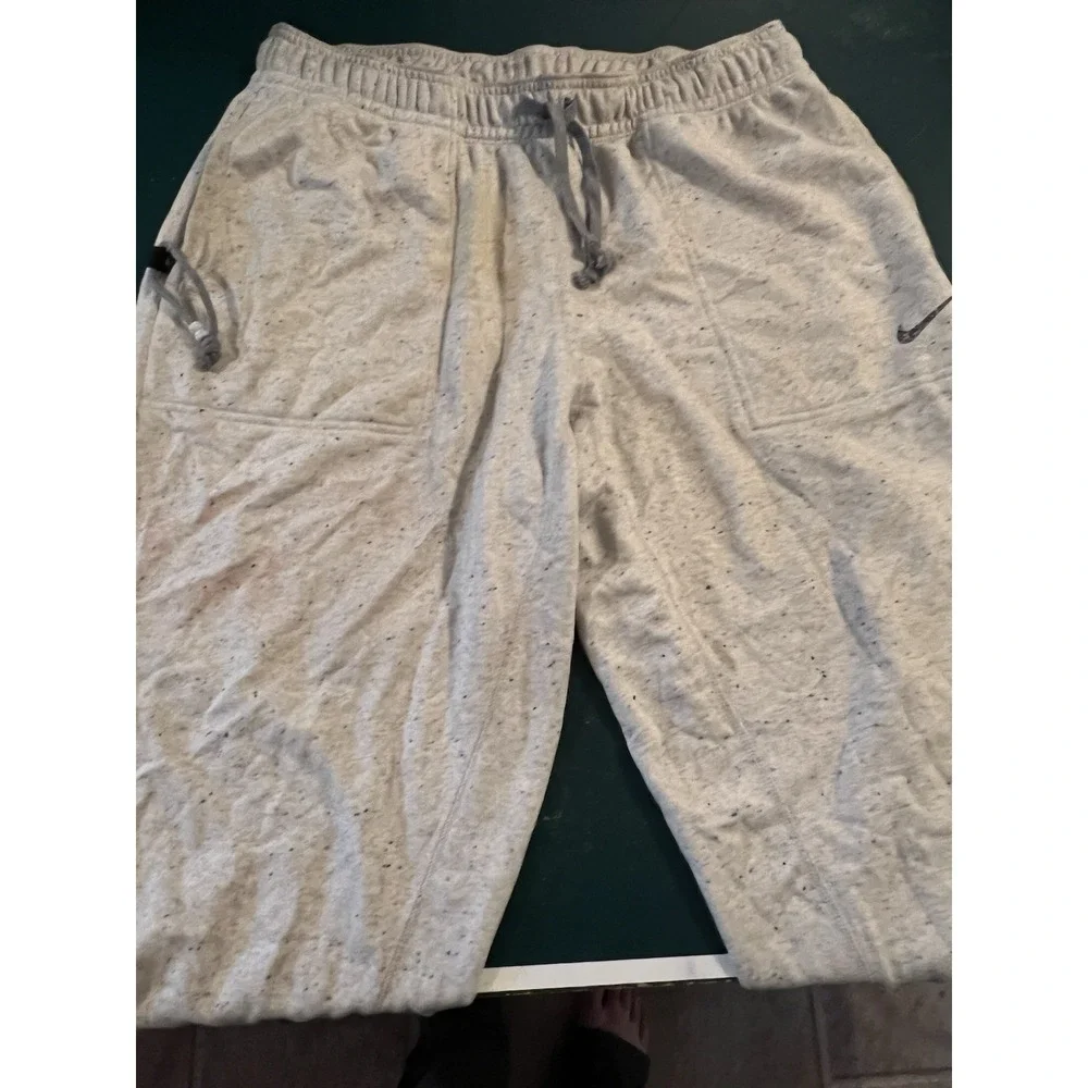 NWT Nike Yoga Training‎ Sweatpants Has Pink Stain Marks Size Large Gray